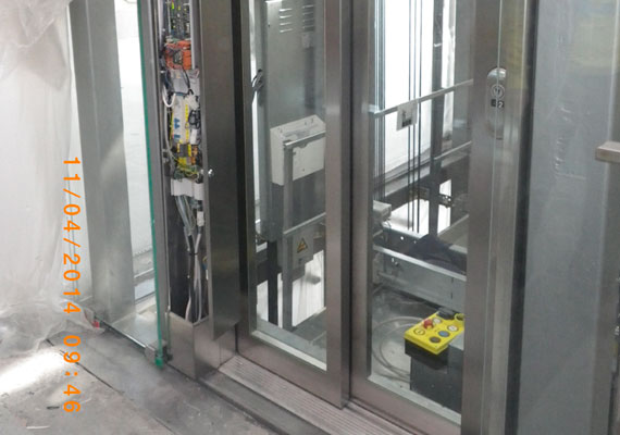 Realizácia výťahu vo vstupnej hale. Elektrifikácia a rozvody výťahu.